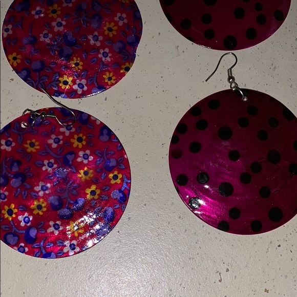 Delicate, shell-type earrings - Picture 2 of 4